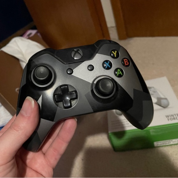 3 Xbox controllers - Picture 6 of 16